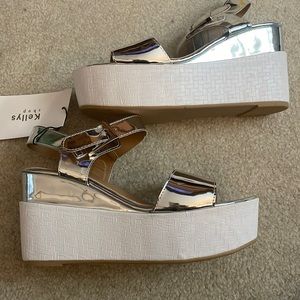 DIAMONTIQUE SILVER METALLIC WEDGE PLATFORM SANDALS   MWT. SZ 8
